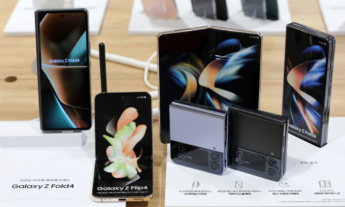 삼성전자의 폴더블폰 갤럭시Z폴드5의 공식 홍보 이미지로 추정되는 렌더링 디자인 사진이 유출됐다. 사진은 전작 '갤럭시Z폴드4'(폴드4)와 '갤럭시Z플립4'(플립4). /사진=뉴스1