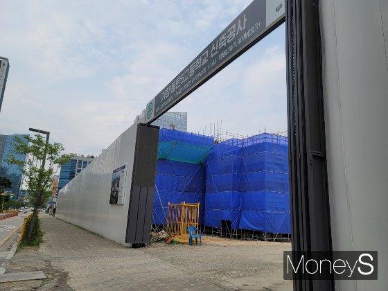 치동중학교 바로 옆에서는 고등학교 신축공사를 하고 있다. /사진=신유진 기자