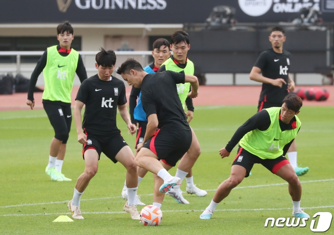 황희찬을 비롯한 축구대표팀 선수들이 페루와의 평가전을 나흘 앞둔 12일 오후 부산 서구 구덕운동장에서 훈련을 하고 있다. 2023.6.12/뉴스1 ⓒ News1 윤일지 기자