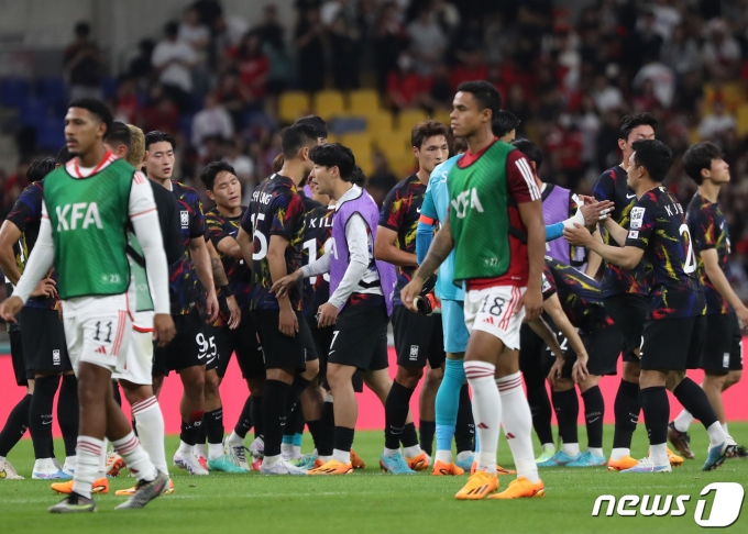 손흥민이 16일 오후 부산시 연제구 아시아드주경기장에서 열린 축구 국가대표 평가전 대한민국과 페루의 경기가 끝난 뒤 동료들을 위로하고 있다. 클린스만호는 이날 페루에게 1대 0으로 패배했다. 2023.6.16/뉴스1 ⓒ News1 윤일지 기자
