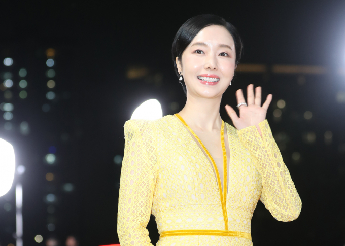 배우 이정현이 지난해 11월 서울 영등포구 KBS홀에서 열린 ‘제43 청룡영화상’ 시상식에서 레드카펫을 밟고 있다./사진=뉴스1  