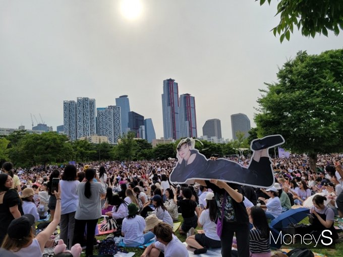 지난 17일 서울 여의도에서 열린 '2023 BTS 10주년 페스타' 현장에 몰린 인파. /사진=김태욱 기자