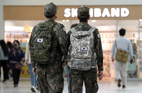 군에서 가장 개선해야 할 점으로 '복지'라는 조사 결과가 나왔다./사진=뉴스1