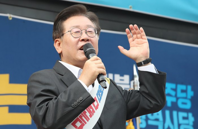 이재명 더불어민주당 대표가 19일 교섭단체 대표연설을 진행한다. 사진은 지난 17일 오후 인천 부평구 부평역 북부광장에서 열린 일본 후쿠시마 원전 오염수 해양투기 반대 인천 규탄대회에서 발언하는 이재명 더불어민주당 대표. /사진=뉴스1