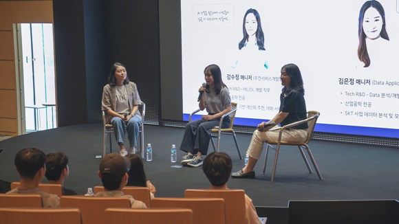 SK텔레콤은 미래 인공지능(AI) 인재가 본사에 방문해 미래기술체험관 '티움'(T.um)을 관람하고 현직 AI 개발자와 대화하는 등 SKT가 그리는 미래 세상을 함께 나눴다고 19일 밝혔다. /사진=SK텔레콤