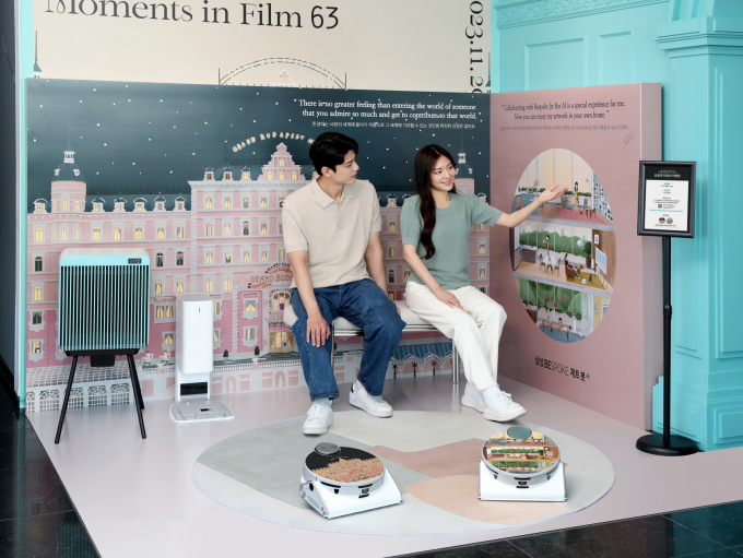삼성전자 모델이 맥스 달튼 대표작 '그랜드 부다페스트 호텔' 일러스트와 삼성 비스포크 라이프를 모티브로 제작한 '비스포크 제트 봇 AI' 스페셜 에디션을 소개하고 있다. / 사진=삼성전자