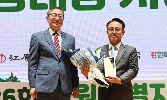 15일 강원대학교 60주년 기념관에서 열린 '제26회 강원특별자치도 환경대상' 시상식에서 이종석 삼표시멘트 대표이사(사진 오른쪽)가 수상 후 기념 촬영을 하고 있다. /사진=삼표그룹