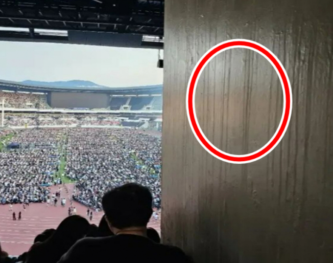 브루노 마스 공연을 다녀온 한 관객이 콘서트를 전혀 볼 수 없었다며 환불을 요구했다. 사진은 해당 관객이 온라인 커뮤니티에 글과 함께 올린 사진. 빨간 동그라미 부분이 무대 방향. /사진=온라인 커뮤니티 캡처