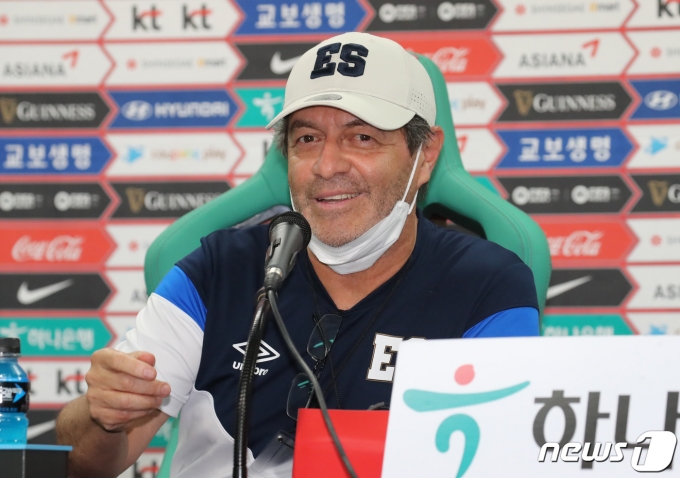 우고 페레즈(Hugo PEREZ) 엘살바도르 축구대표팀 감독이 대한민국 대표팀과의 평가전을 앞둔 19일 대전 유성구 대전월드컵경기장에서 기자회견을 하고 있다. 2023.6.19/뉴스1 ⓒ News1 김기태 기자