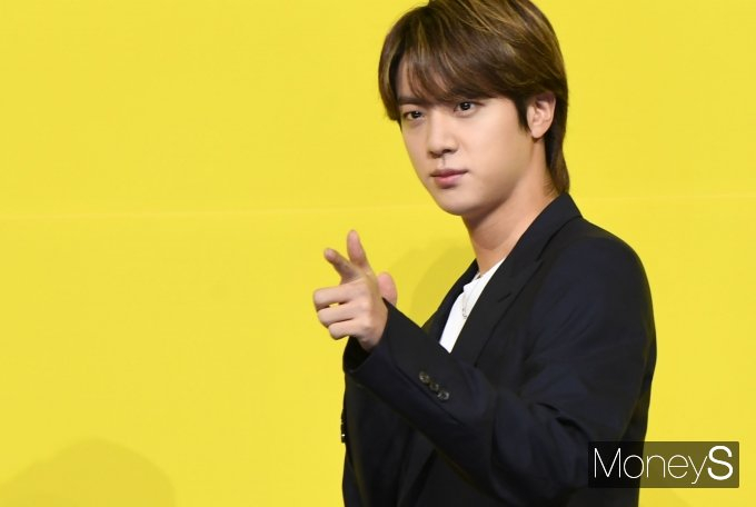 그룹 방탄소년단 진(본명 김석진)의 형이 브루노 마스 내한 콘서트 특혜 의혹을 직접 반박했다. 사진은 지난 2021년 서울 송파구 방이동 올림픽공원 올림픽홀에서 열린 새 디지털 싱글 'Butter'(버터) 발매 기념 글로벌 기자간담회에 참석한 그룹 방탄소년단 멤버 진. /사진=장동규 기자