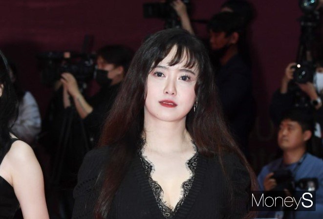 익분쟁을 두고 배우 구혜선과 전 소속사 HB엔터테인먼트(이하 HB) 측의 의견이 첨예하게 엇갈리고 있다. 사진은 지난해 10월 부산 해운대구 영화의 전당에서 열린 '제27회 부산국제영화제(BIFF)' 개막식 레드카펫 행사에 참석한 배우 겸 감독 구혜선. /사진=장동규 기자