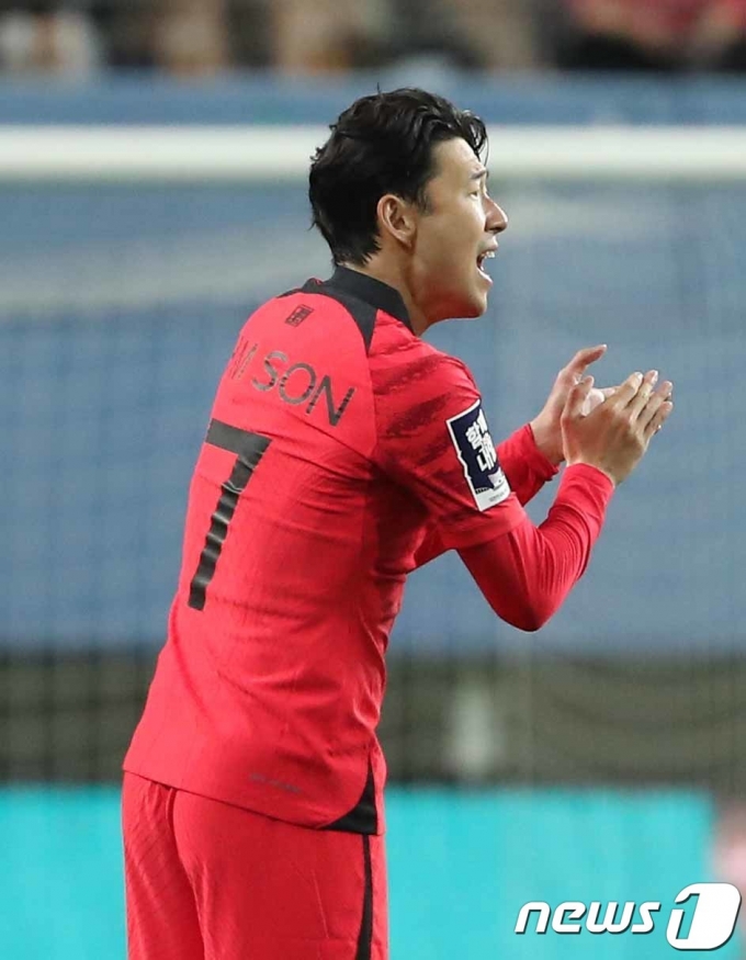 [사진] 선수들 격려나선 손흥민