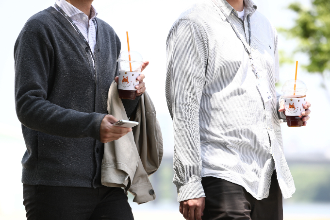서울 여의도 한강공원에서 직장인들이 산책을 하고 있다./사진=뉴스1