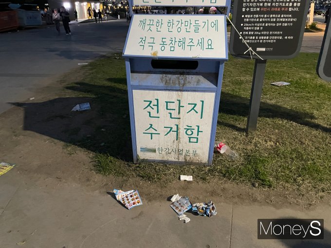 한강공원을 찾는 시민들이 많아지며 쓰레기 문제가 발생하고 있다. 사진은 지난 18일 서울 영등포구 여의도 한강공원이 쓰레기로 더러운 모습. /사진=염윤경 기자