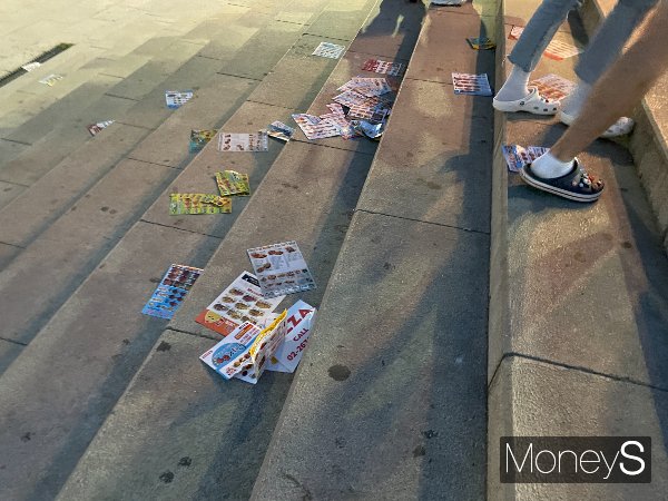 시민들은 한강공원에서 나눠주는 전단지를 공원 이곳저곳에 버려 더욱 지저분해 보였다. 사진은 지난 18일 서울 영등포구 여의도 한강공원 계단에 전단지가 버려진 모습. /사진=염윤경 기자