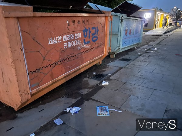한강공원에는 쓰레기통이 구비됐지만 제대로 사용되지 않았다. 사진은 지난 18일 서울 영등포구 여의도 한강공원 쓰레기통 주변이 더러운 모습. /사진=염윤경 기자
