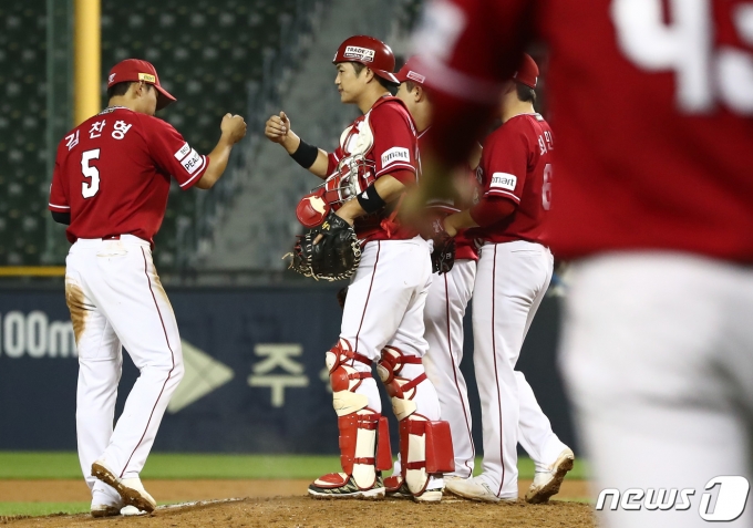 [사진] 두산에 3연승 거둔 SSG