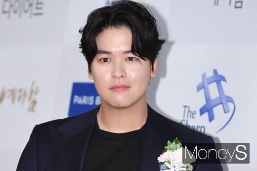 우 조혜원과 열애를 인정한 이장우가 공개 연애에 대한 생각을 밝혔던 과거 인터뷰가 재조명되고 있다. 사진은 지난 2019년 4월 서울 영등포구 여의도동 콘래드 호텔에서 열린 '2019 브랜드 고객충성도 대상' 시상식에 참석한 배우 이장우. /사진=장동규 기자