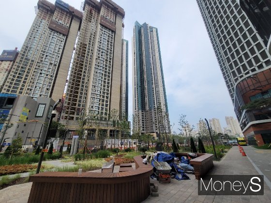 공사 중인 힐스테이트 청량리 더퍼스트. 바로 옆에 자리잡고 있는 청량리역 롯데캐슬 SKY-L65. /사진=신유진 기자