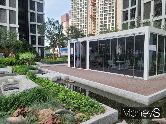 한양수자인 그라시엘에 있는 커뮤니티 시설. '블루 라운지'가 눈에 띈다. /사진=신유진 기자