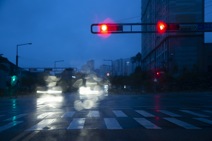 장마철에는 안전을 위해 감속 운행 해야 한다. /사진=이미지투데이