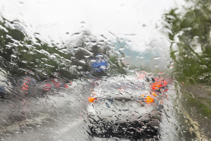 전후방 시야 확보가 어려운 장마철에는 감속 운행이 필수다. /사진=이미지투데이