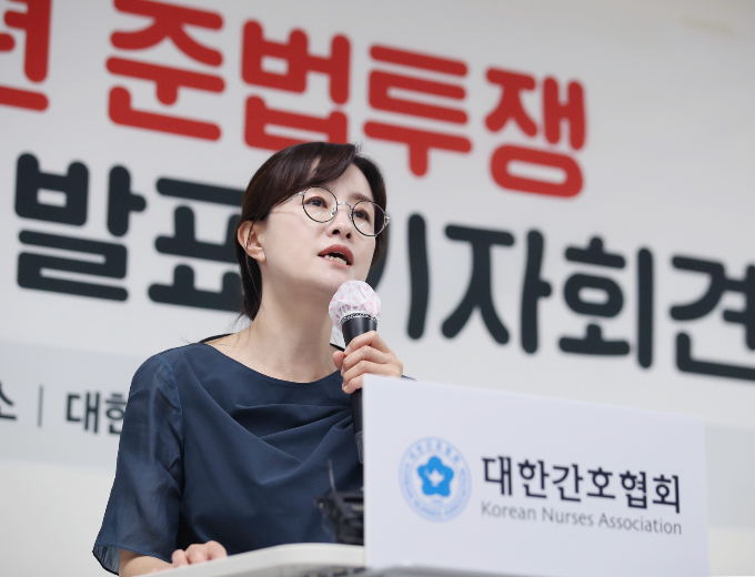 대한간호협회가 준법 투쟁에 돌입한다. 사진은 최훈화 대한간호협회 정책전문위원이 지난 6일 간호법 관련 준법투쟁 2차 진행 결과 발표 기자회견에서 취재진의 질문에 답하는 모습. /사진=뉴시스