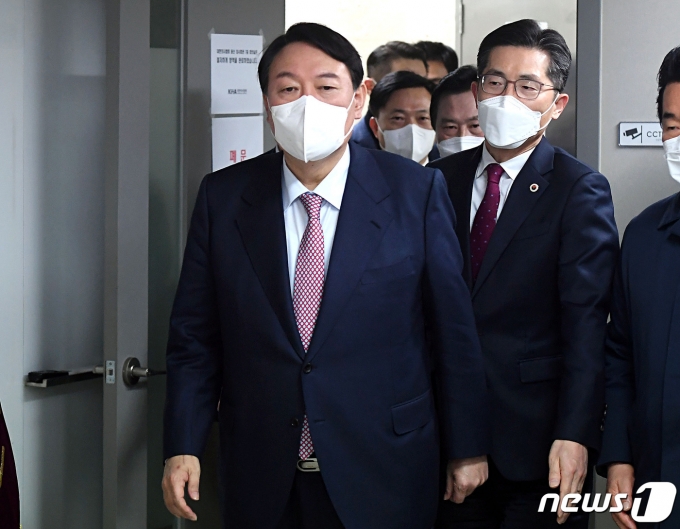 윤석열 국민의힘 대선후보가 16일 오후 서울 용산구 대한의사협회에서 열린 코로나 대응 문제점과 개선방안에 대한 화상 간담회에 이필수 대한의사협회 회장과 함께 참석하고 있다. 2021.12.16/뉴스1 ⓒ News1 국회사진취재단