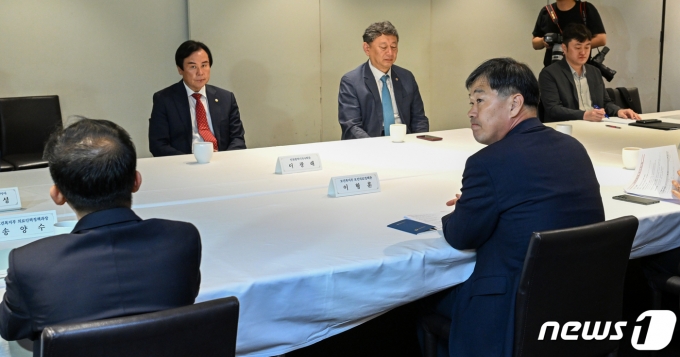 이형훈 보건복지부 보건의료정책관, 이광래 인천광역시 의사회장 등 참석자들이 15일 오후 서울 중구 달개비에서 열린 11차 의료현안협의체에 참석해 비공개 전환을 기다리고 있다. 2023.6.15/뉴스1 ⓒ News1 안은나 기자