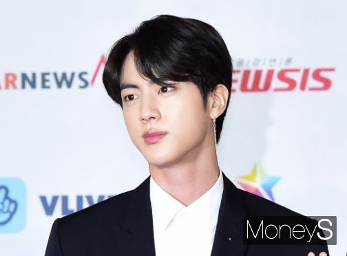 방송인 박명수가 그룹 방탄소년단 멤버 진의 인성을 칭찬했다. 사진은 지난 2018년 11월 인천광역시 중구 파라다이스시티 아트스페이스플라자에서 진행된 '2018 Asia Artist Awards'(아시아 아티스트 어워즈, 이하 AAA)의 레드카펫 행사에 참석한 그룹 방탄소년단 진. /사진=임한별 기자
