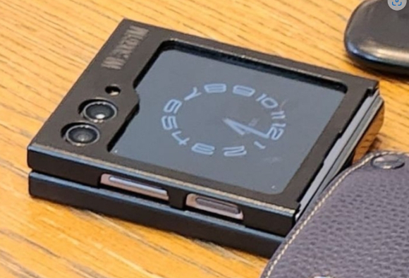  IT팁스터(정보유출자) '테크리브'는 트위터에 "긴급. 플립5 기기 유출"이라는 글과 함께 한 장의 사진을 공개했다. /사진=테크리브 트위터