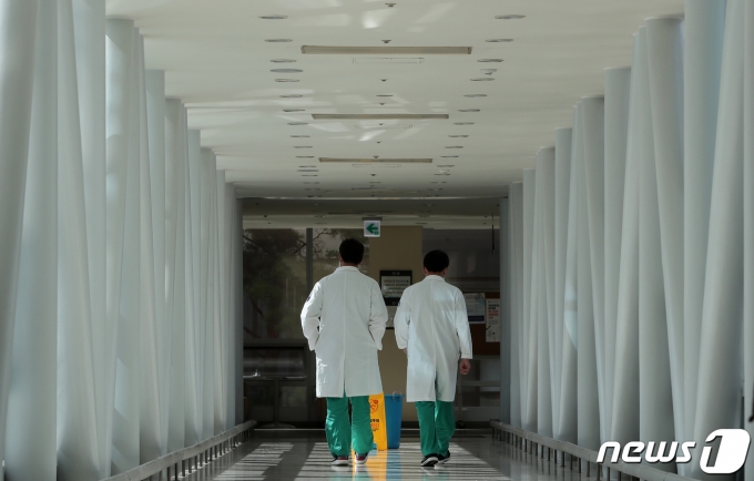 4일 오전 서울 서초구 서울성모병원에서 의료진이 이동하고 있다. 2020.9.4/뉴스1 ⓒ News1 구윤성 기자