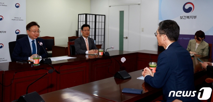 조규홍 보건복지부 장관이 3일 오후 서울 모처에서 이필수 대한의사협회 회장과 보건의료 주요 현안에 대해 논의하고 있다. (보건복지부 제공) 2023.4.3/뉴스1