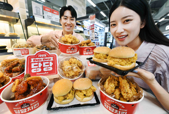홈플러스가 신메뉴 ‘당당 순살치킨 트윈버거’와 ‘당당 후라이드 순살치킨’을 선보인다. /사진=홈플러스