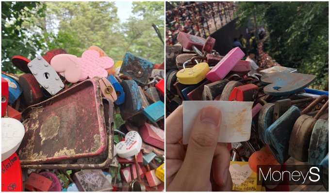 오랜 시간 비·바람을 맞아 녹슬어 버린 사랑의 자물쇠. 사진은 지난달 26일 서울 중구 남산에 걸려있는 자물쇠와 휴대폰 케이스. /사진=정원기 기자