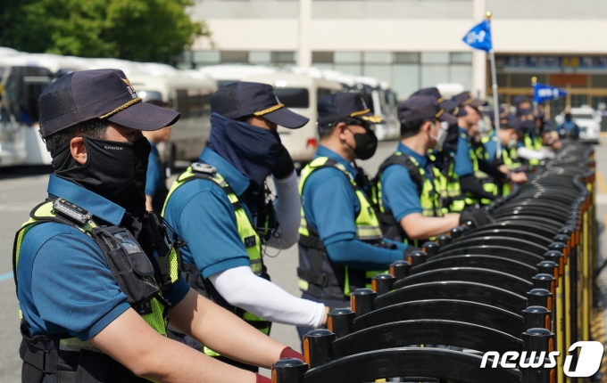 서울경찰청 기동대 대원들이 25일 서울 중구 서울경찰청 기동본부에서 불법 집회 대응 훈련을 하고 있다. (경찰청 제공) 2023.5.25/뉴스1