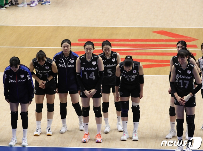 [사진] 고개숙인 여자배구 대표팀