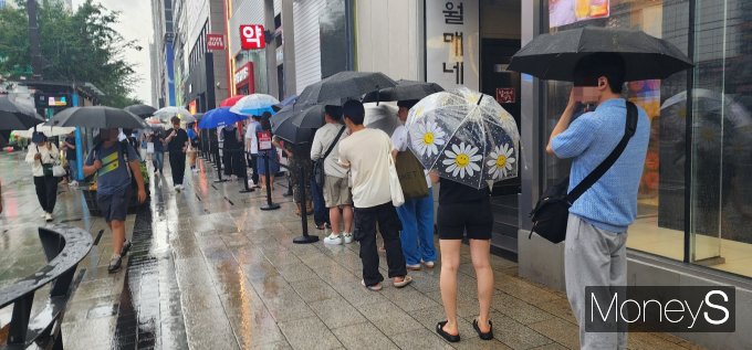지난 29일 오전 11시35분쯤 파이브가이즈 매장 앞에 대기 명단에 등록하기 위해 대기줄이 길게 이어졌다. /사진=조승예 기자 
