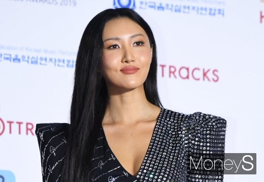 마마무 화사의 열애설이 제기됐다. 사진은 지난 2020년 1월 서울 송파구 잠실실내체육관에서 열린 '제9회 가온차트 뮤직어워즈' 레드카펫 행사에 참석한 마마무 화사. /사진=장동규 기자