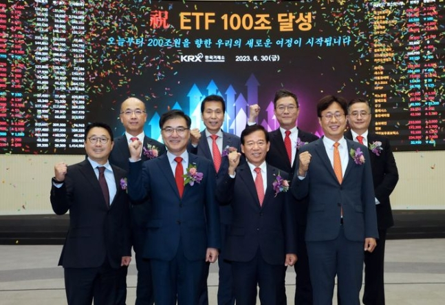 ETF시장 순자산총액 100조원 돌파 기념 촬영. 앞줄 왼쪽부터 서봉균 삼성자산운용 대표이사, 손병두 한국거래소 이사장, 서유석 금융투자협회장, 이병성 미래에셋자산운용 대표이사. 뒷줄 왼쪽부터 정지헌 한국거래소 유가증권시장본부장보, 배재규 한국투자신탁운용 대표이사, 김성훈 키움투자자산운용 대표이사, 홍융기 KB자산운용 전무./사진=한국거래소