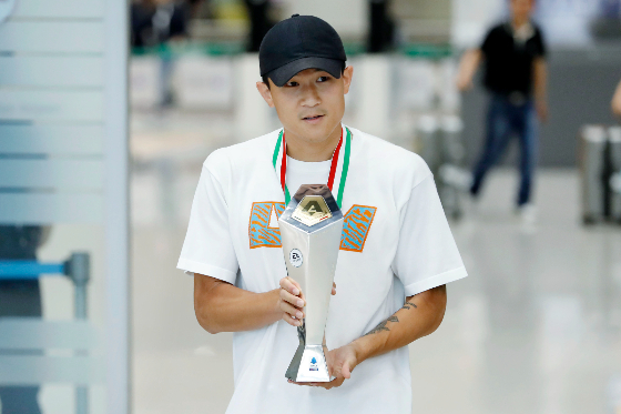  이탈리아 프로축구 세리에A 최우수 수비상을 수상한 나폴리 김민재가 기초군사훈련을 받기 위해 지난달 6일 인천국제공항을 통해 귀국하고 있다. /사진=뉴시스 