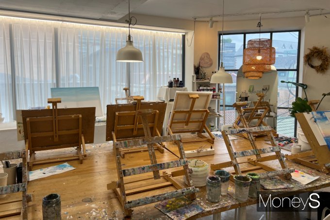  서울 마포구에서 미술학원을 운영하는 A씨는 정기적으로 미술학원에 다니기 부담스럽거나 미술이 자신에게 맞는지 확인하길 원하는 사람을 위해 원데이 클래스를 개설했다. 사진은 A씨가 운영하는 미술학원. /사진=이홍라 기자