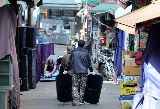 서울 중구 황학동 주방가구거리에서 상인들이 납품할 자재를 옮기고 있다./사진=뉴스1