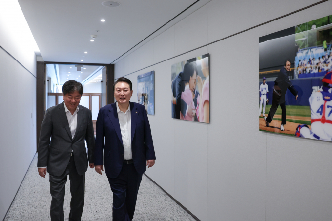 대통령 집무실 복도에 윤석열 대통령의 글로벌 외교활동과 일상 모습을 담은 사진 8장이 게시됐다. 사진은 김대기 비서실장과 집무실 복도를 지나가는 윤 대통령. /사진=뉴스1