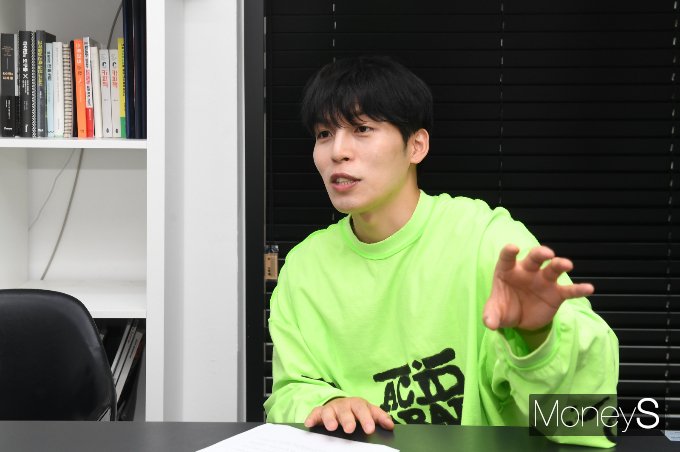 인터뷰를 진행하는 강 대표 모습. /사진=장동규 기자