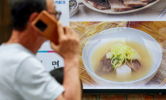 서울 시내 한 음식점에 냉면 사진이 부착돼 있다. /사진=뉴시스