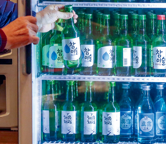 서울의 한 식당 주류 냉장고에 소주 등이 채워져 있다. /사진=뉴스1