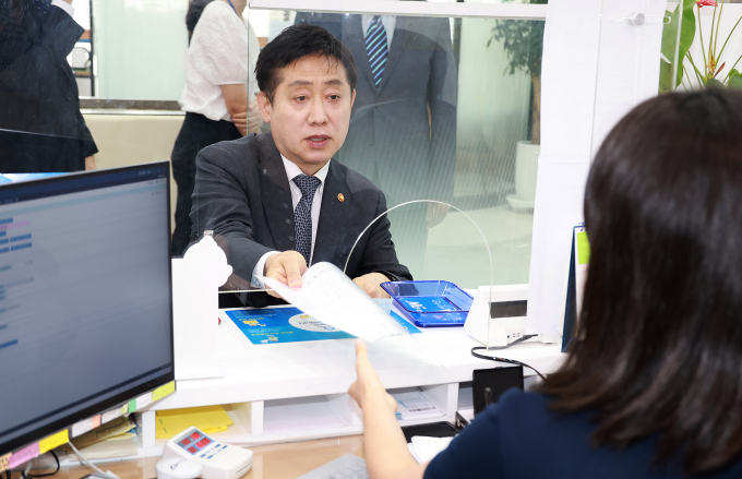김주현 금융위원회 위원장이 7일 서울 종로구 새마을금고 본점을 방문, 6천만원을 예금하고 있다. 이날 김 위원장은 '정부는 보유한 모든 정책수단을 활용해 새마을금고를 지원할 것'임을 강조했다./사진=금융위원회 제공