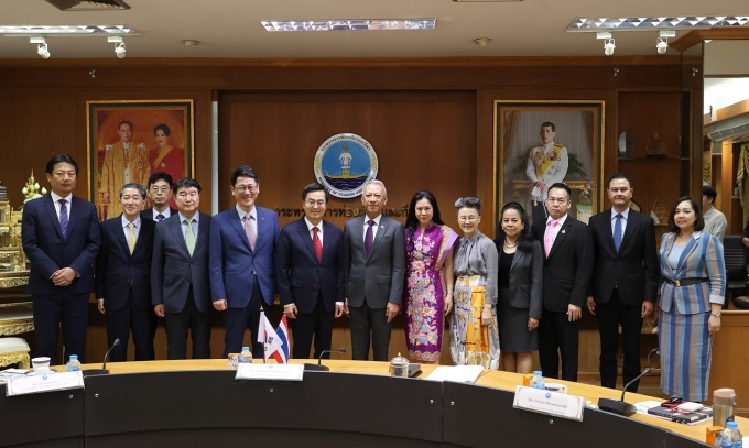 김동연 경기도지사가 한국-태국 수교 65주년이자 한국-태국 상호 방문의 해(2023~2024년)를 맞아 피팟 라차킷프라칸(Phiphat Ratchakitprakarn) 태국 관광체육부장관과 만나 경기도-태국 관광 상호교류 활성화를 논의했다. 사진제공=경기도 
