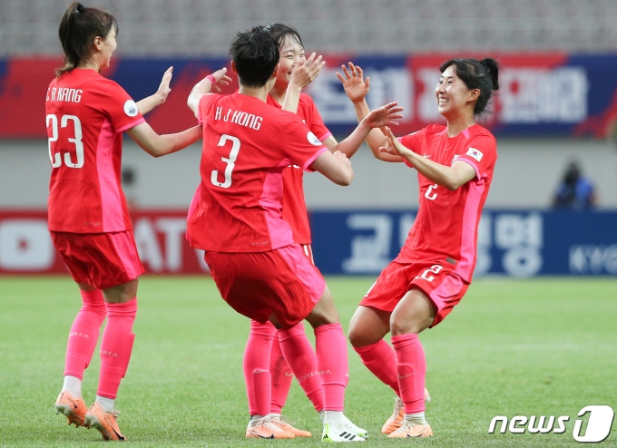 [사진] 얼싸안는 여자축구 대표팀